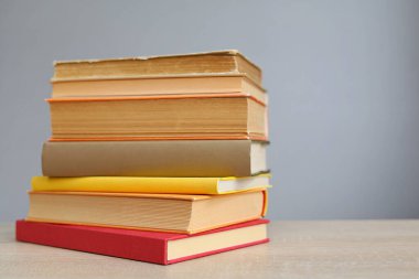 eski kitaplar beyaz zemin üzerine kazık