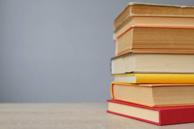 Masada bir yığın kitap, ciltli kitaplar. Okula eğitim. Okula geri dön.