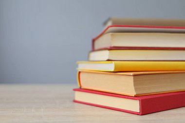 Tahta masadaki kitap yığını, eğitim konsepti