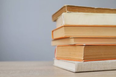 Ahşap arka planda kitap yığını