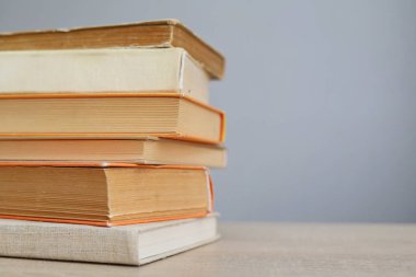 Tahta masadaki kitap yığını, eğitim konsepti