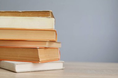 Tahta masadaki kitap yığını.