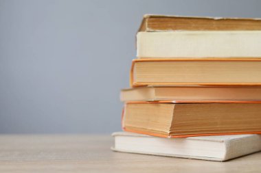 Masada ciltli kitap yığını
