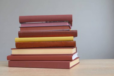 Beyaz masadaki kitap yığını