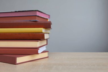 Kitaplar kütüphanedeki beyaz masada.