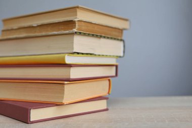 Beyaz arkaplan üzerine kitap yığını