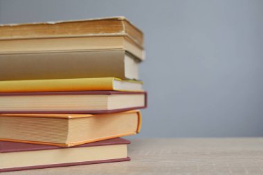 Masada bir yığın eski kitap var.