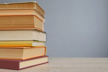Kütüphanedeki masanın üzerinde kitap yığını