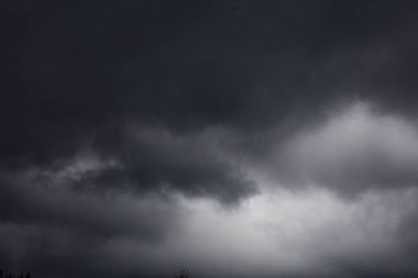 Gökyüzündeki kara bulutlar
