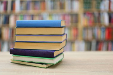 Kitaplar kütüphanedeki ahşap masada. metin, ansiklopedi, büyüme, tarih, bilgi, entelektüel, izole, bilgi, öğrenim, insanlar, yazdırma, pazar, satış, ticaret, ticaret, öğrenci, genç, yaşam tarzı, edebiyat, kütüphane, okuma işi, sınıf, 