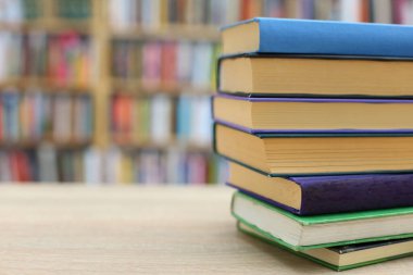 Kitaplar kütüphanedeki ahşap masada. metin, ansiklopedi, büyüme, tarih, bilgi, entelektüel, izole, bilgi, öğrenim, insanlar, yazdırma, pazar, satış, ticaret, ticaret, öğrenci, genç, yaşam tarzı, edebiyat, kütüphane, okuma işi, sınıf, 