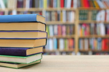 Kitaplar kütüphanedeki ahşap masada. metin, ansiklopedi, büyüme, tarih, bilgi, entelektüel, izole, bilgi, öğrenim, insanlar, yazdırma, pazar, satış, ticaret, ticaret, öğrenci, genç, yaşam tarzı, edebiyat, kütüphane, okuma işi, sınıf, 