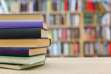 Kitaplar kütüphanedeki ahşap masada. metin, ansiklopedi, büyüme, tarih, bilgi, entelektüel, izole, bilgi, öğrenim, insanlar, yazdırma, pazar, satış, ticaret, ticaret, öğrenci, genç, yaşam tarzı, edebiyat, kütüphane, okuma işi, sınıf, 