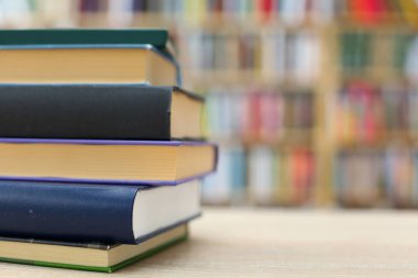 Kitaplar kütüphanedeki ahşap masada. metin, ansiklopedi, büyüme, tarih, bilgi, entelektüel, izole, bilgi, öğrenim, insanlar, yazdırma, pazar, satış, ticaret, ticaret, öğrenci, genç, yaşam tarzı, edebiyat, kütüphane, okuma işi, sınıf, 