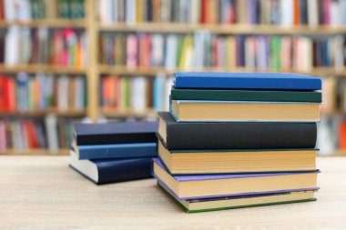 Kitaplar kütüphanedeki ahşap masada. metin, ansiklopedi, büyüme, tarih, bilgi, entelektüel, izole, bilgi, öğrenim, insanlar, yazdırma, pazar, satış, ticaret, ticaret, öğrenci, genç, yaşam tarzı, edebiyat, kütüphane, okuma işi, sınıf, 