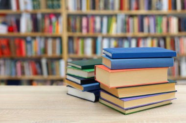 Kitaplar kütüphanedeki ahşap masada. metin, ansiklopedi, büyüme, tarih, bilgi, entelektüel, izole, bilgi, öğrenim, insanlar, yazdırma, pazar, satış, ticaret, ticaret, öğrenci, genç, yaşam tarzı, edebiyat, kütüphane, okuma işi, sınıf, 