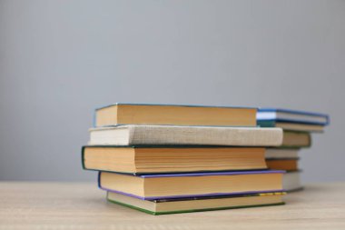 Kitaplar kütüphanedeki ahşap masada. metin, ansiklopedi, büyüme, tarih, bilgi, entelektüel, izole, bilgi, öğrenim, insanlar, yazdırma, pazar, satış, ticaret, ticaret, öğrenci, genç, yaşam tarzı, edebiyat, kütüphane, okuma işi, sınıf, 