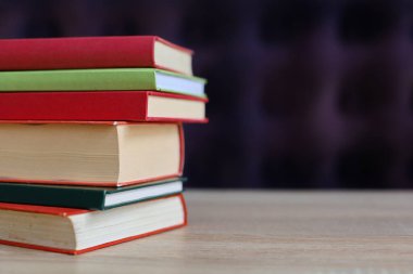 Masada yığınla kitap var..