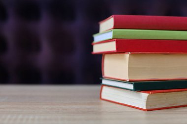 Masada yığınla kitap var.