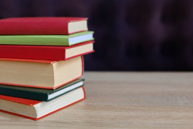 Masadaki renkli kitap yığını.