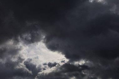 Gökyüzünde fırtına bulutu