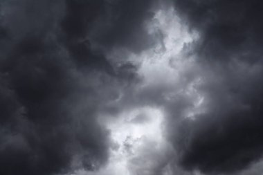 Gökyüzündeki fırtına bulutları, yağmur bulutlu karanlık gökyüzü, sonbahar yağmurlu hava, gökyüzündeki fırtına bulutları, yağmur bulutlu karanlık dramatik bulutlar, fırtına, hava durumu, yağmur mevsimi, fırtınadan önceki fırtına bulutları..