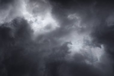 Gökyüzündeki fırtına bulutları, yağmur bulutlu karanlık gökyüzü, sonbahar yağmurlu hava, gökyüzündeki fırtına bulutları, yağmur bulutlu karanlık dramatik bulutlar, fırtına, hava durumu, yağmur mevsimi, fırtınadan önceki fırtına bulutları..