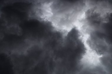 Gökyüzündeki fırtına bulutları, yağmur bulutlu karanlık gökyüzü, sonbahar yağmurlu hava, gökyüzündeki fırtına bulutları, yağmur bulutlu karanlık dramatik bulutlar, fırtına, hava durumu, yağmur mevsimi, fırtınadan önceki fırtına bulutları..