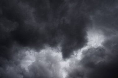 Gökyüzündeki fırtına bulutları, yağmur bulutlu karanlık gökyüzü, sonbahar yağmurlu hava, gökyüzündeki fırtına bulutları, yağmur bulutlu karanlık dramatik bulutlar, fırtına, hava durumu, yağmur mevsimi, fırtınadan önceki fırtına bulutları..