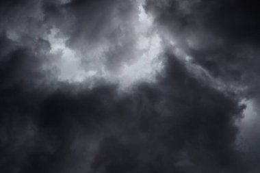 Gökyüzündeki fırtına bulutları, yağmur bulutlu karanlık gökyüzü, sonbahar yağmurlu hava, gökyüzündeki fırtına bulutları, yağmur bulutlu karanlık dramatik bulutlar, fırtına, hava durumu, yağmur mevsimi, fırtınadan önceki fırtına bulutları..