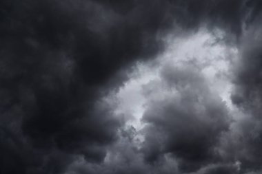 Gökyüzündeki fırtına bulutları, yağmur bulutlu karanlık gökyüzü, sonbahar yağmurlu hava, gökyüzündeki fırtına bulutları, yağmur bulutlu karanlık dramatik bulutlar, fırtına, hava durumu, yağmur mevsimi, fırtınadan önceki fırtına bulutları..