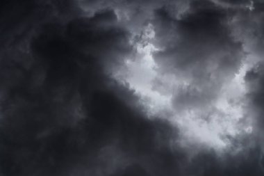 Gökyüzündeki fırtına bulutları, yağmur bulutlu karanlık gökyüzü, sonbahar yağmurlu hava, gökyüzündeki fırtına bulutları, yağmur bulutlu karanlık dramatik bulutlar, fırtına, hava durumu, yağmur mevsimi, fırtınadan önceki fırtına bulutları..
