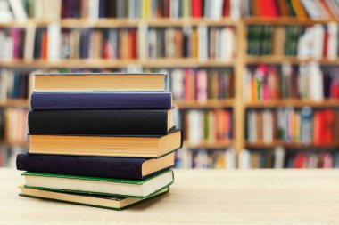 Pek çok kitap kütüphane tablo