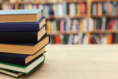 ahşap masa üzerine kitaplar