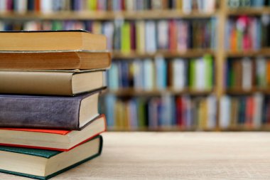 Kitaplar ve kitaplar kütüphanede bir rafta.