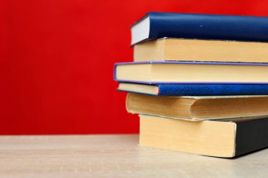 Yığın kitap masada