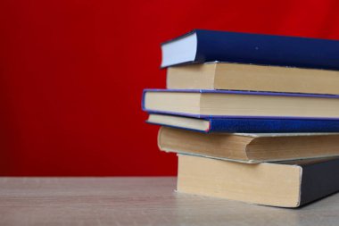 Masanın üzerinde kitap yığını