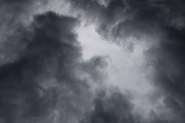 Gökyüzündeki kara bulutlar, yağmurlu hava