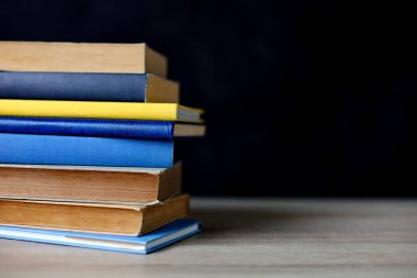 yığın kitap ahşap zemin üzerinde.