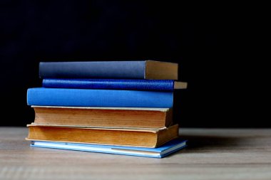 Masada bir yığın kitap