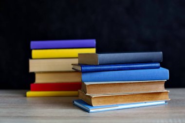 Siyah arkaplan üzerine kitap yığını