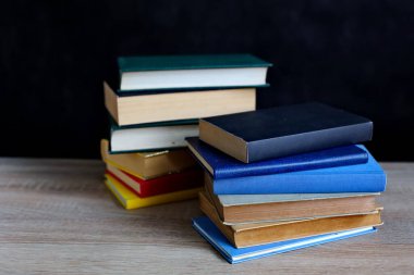 Tahta masadaki kitap yığını.