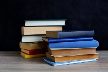 Yığın kitap masada