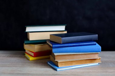 Kütüphanede bir yığın kitap.