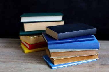 Masada bir yığın kitap