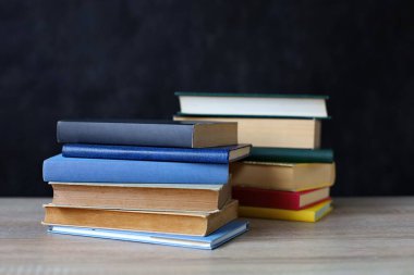 yığın kitap ahşap tablo