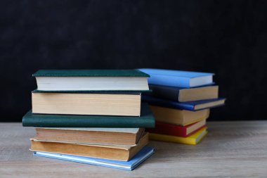 Ahşap zemin üzerine kitap yığını