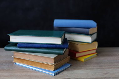 Sınıftaki masada yığınla kitap var.