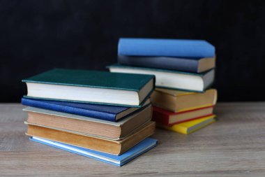 Kitaplar kütüphanede masanın üstünde.