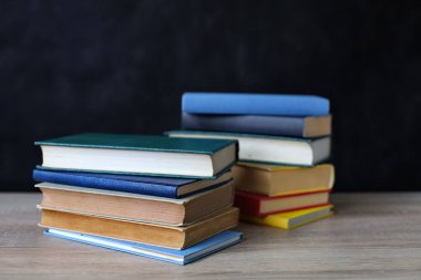 Siyah masadaki kitap yığını